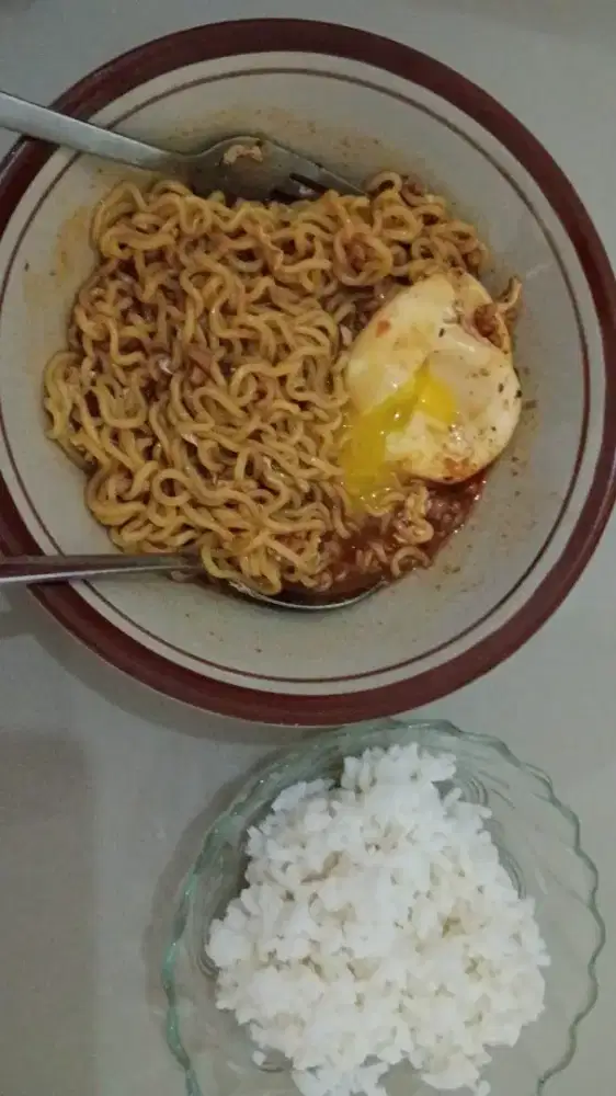 Staff penjaga kuliner