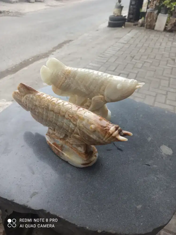 Kerajinan patung ikan arwana batu onik