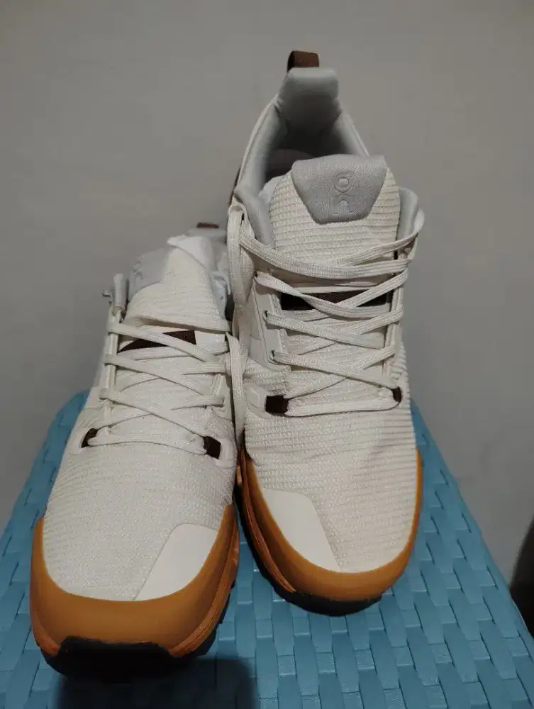 Sepatu on cloud size 44