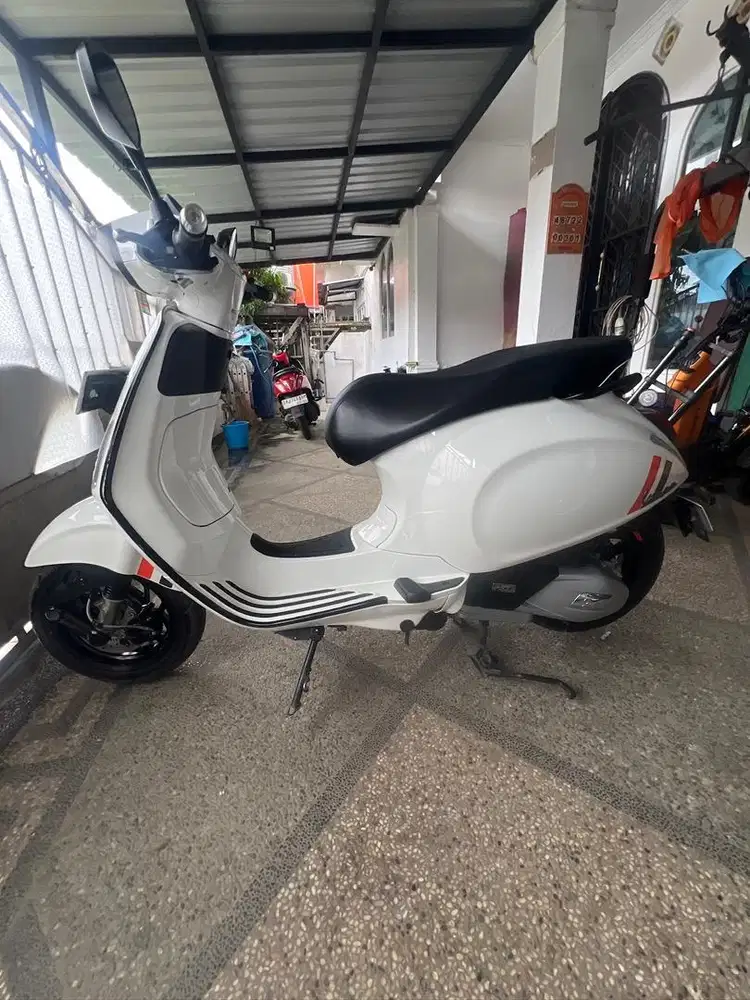 Jual vespa sprint thn 2024 warna putih
