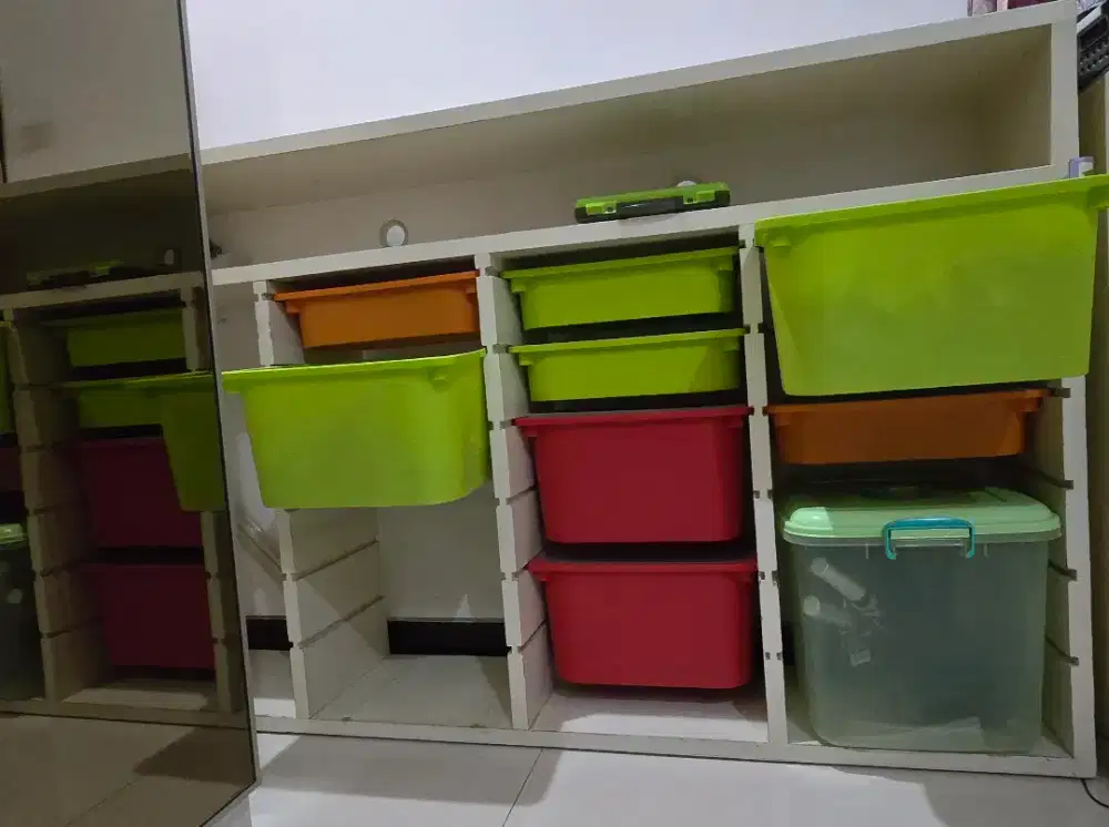 Lemari tempat mainan + mainannya