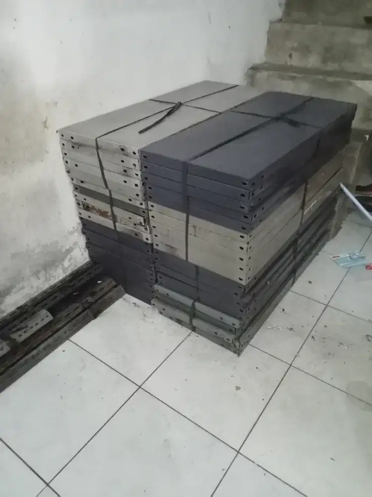 Di jual etalase atau rak besi
