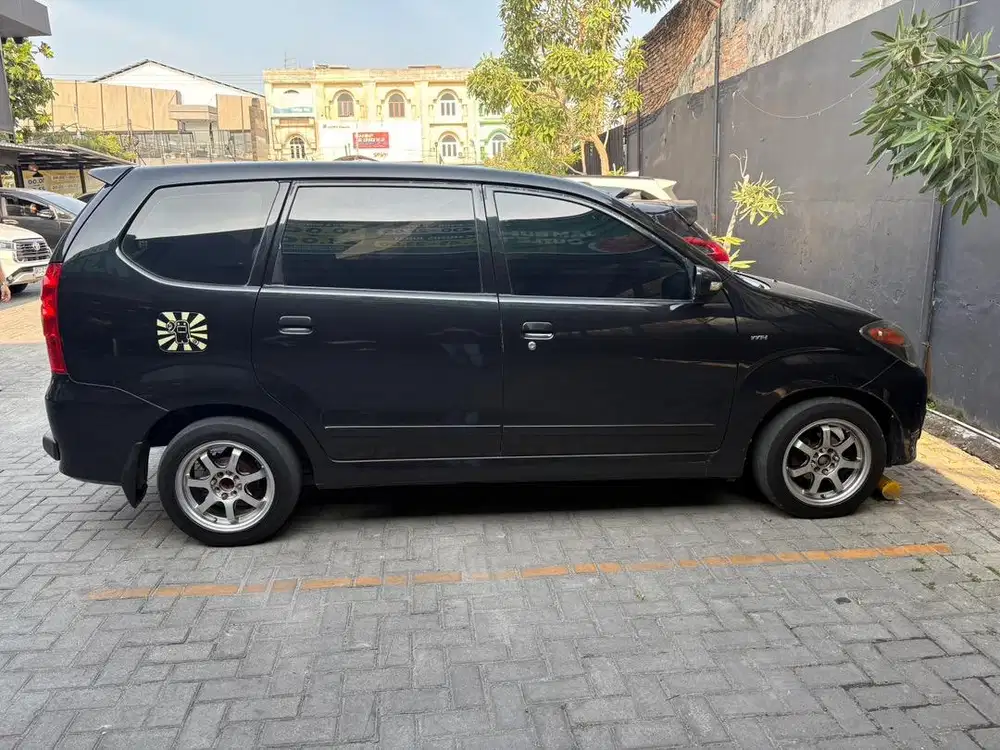 Avanza 2010 hitam