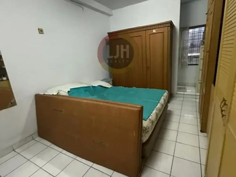 Rumah Dijual Di Sunter Kirana, Jakarta Utara deretan tempat makan