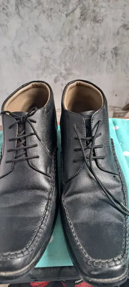 Jual sepatu kulit pria Bally size 42 Bagus spt baru