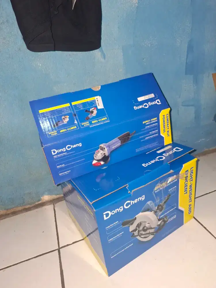 Circular saw dan gerinda tangan listrik