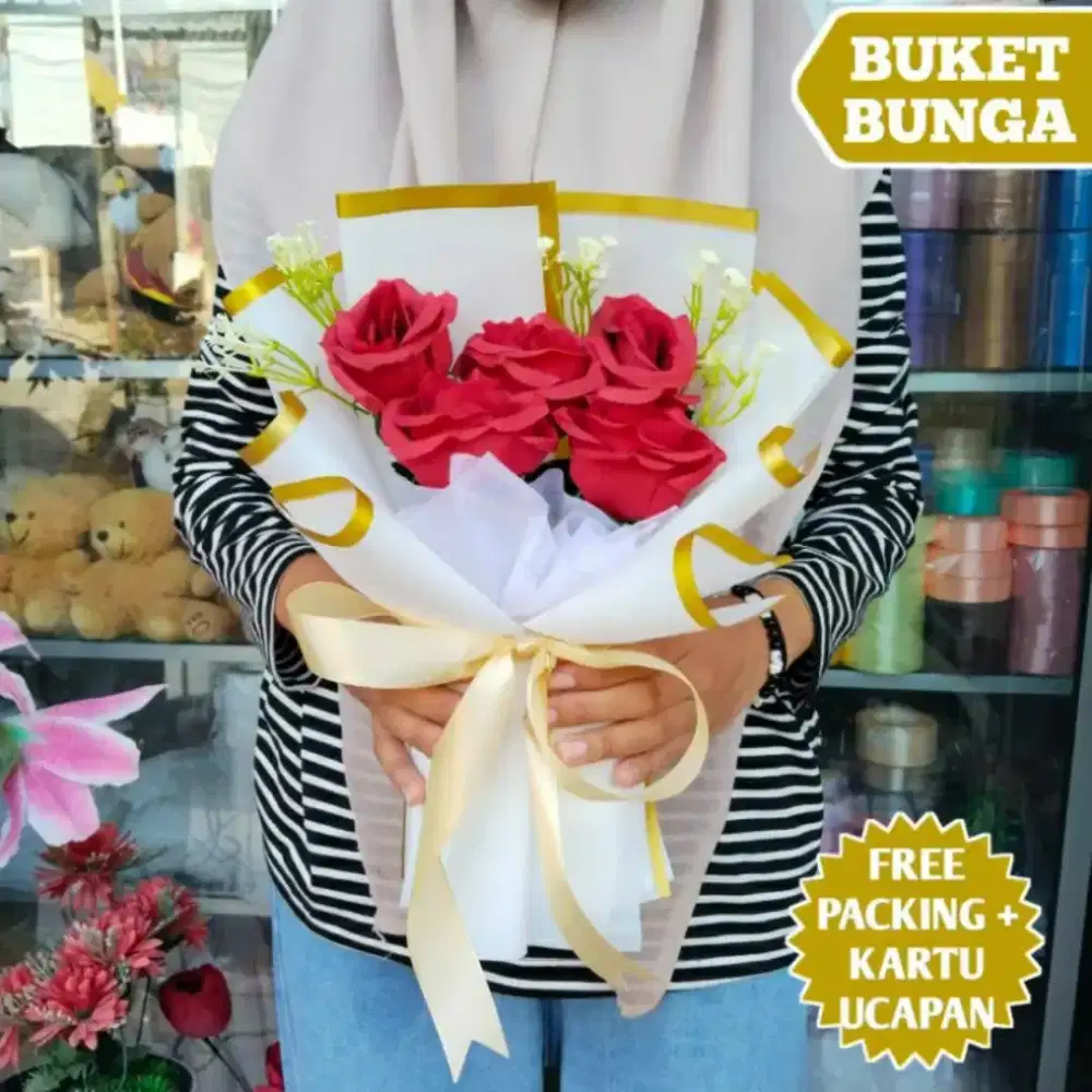 Buket bunga  bunganya palsu ya bukan asli,kalau asli cepat layu