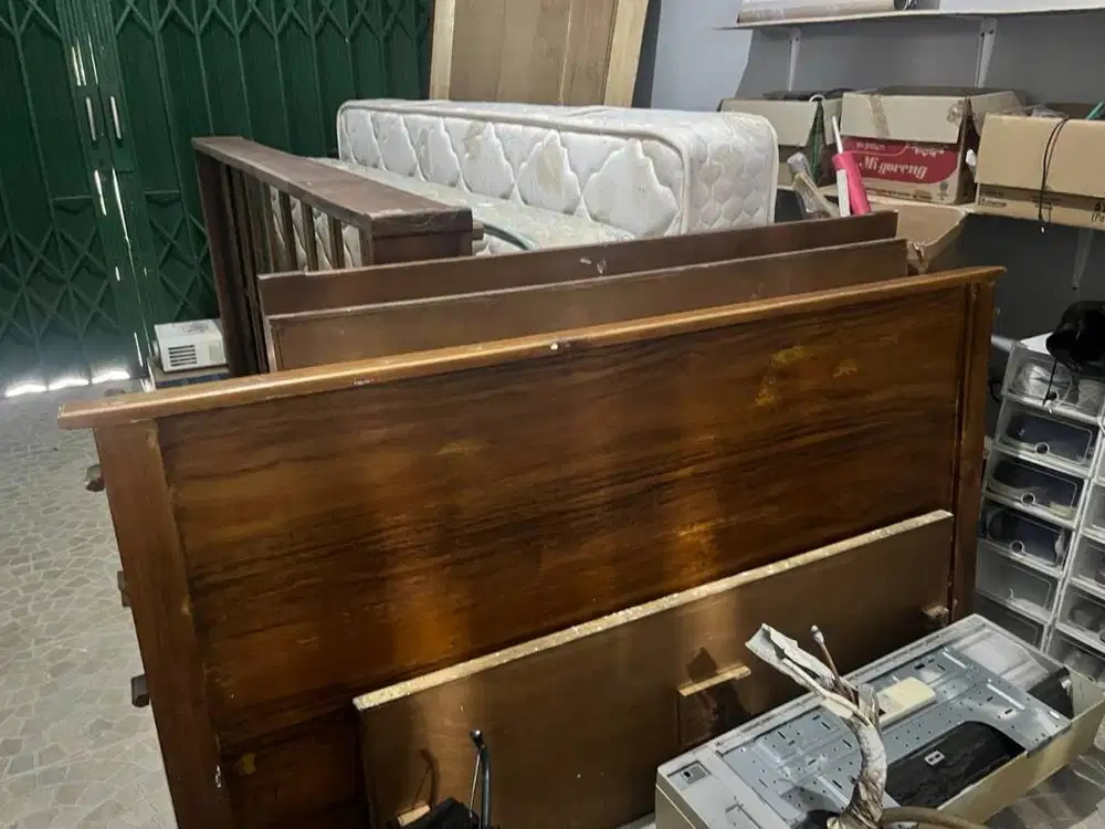 dipan kayu dan kasur bekas kondisi baik