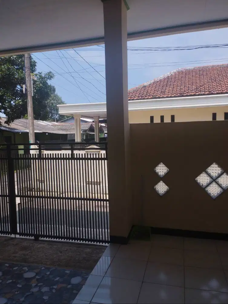 DISEWAKAN RUMAH 2 LANTAI (BOLEH BGT TANYA2 DULU :) )