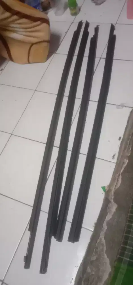 Karet pelipat kaca luar Avanza 2004-2011 ORI