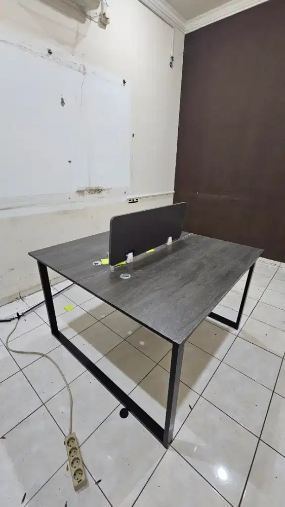 Meja kerja coworking