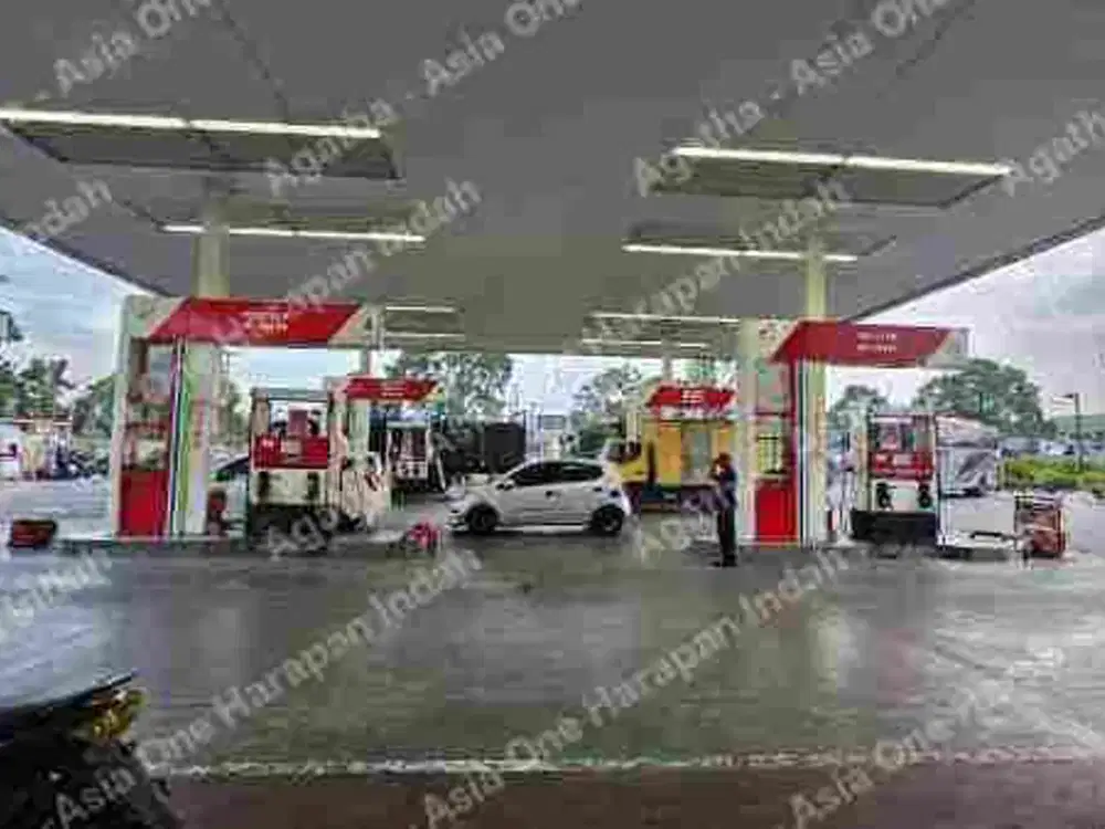 Lahan plus SPBU Pertamina ramai dan beroperasi 24jam di kota Medan, Sumatera Utara