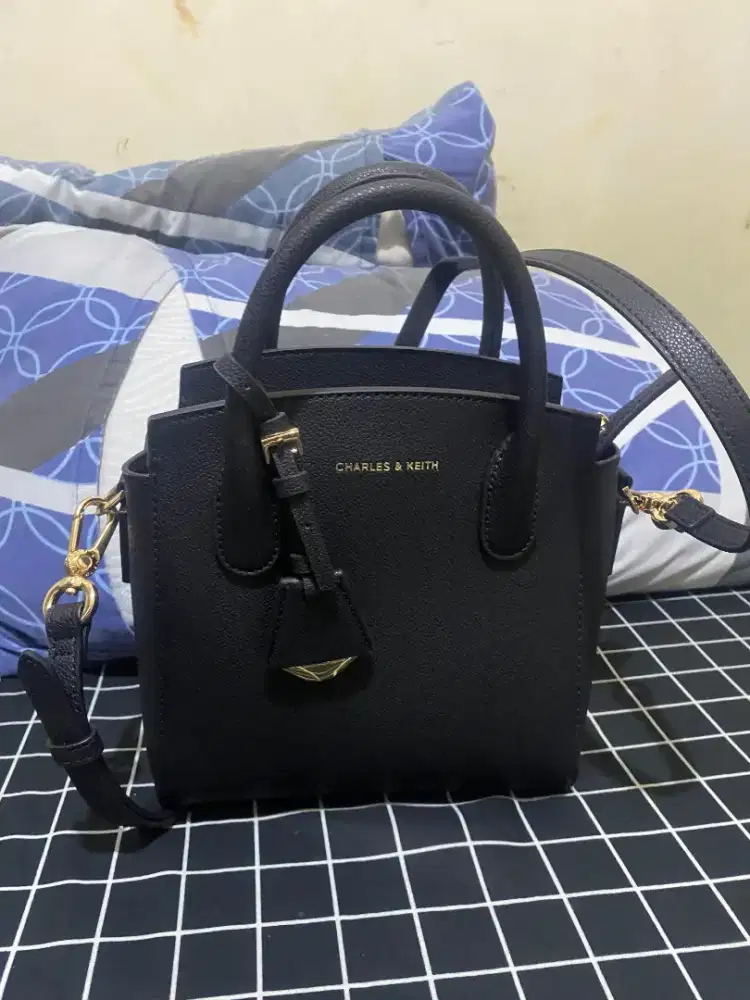 Tas Wanita Charles & Keith