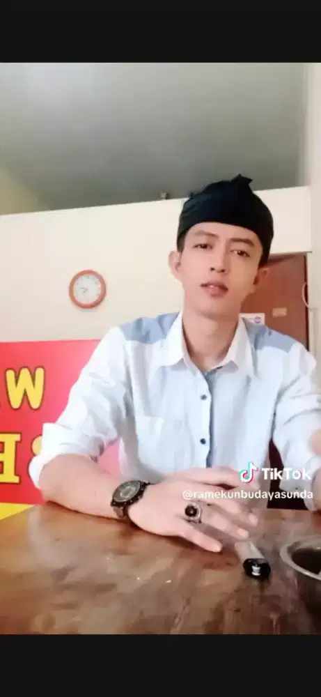 Mencari pekerjaan apa aja sesuai dengan pengalaman kerja