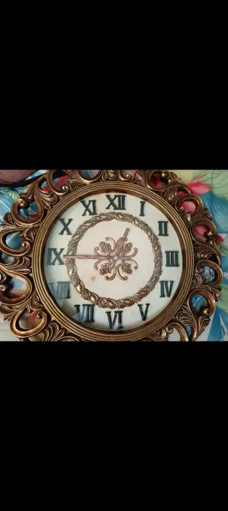 Dijual Jam Dinding  Antik dimensi keseluruhan kurang lebih 40cm.