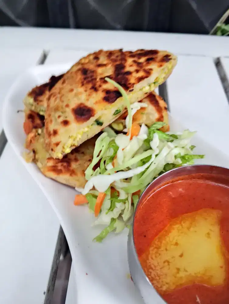 Waitress ye perempuan ya