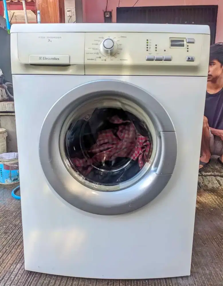 Mesin cuci otomatis elektroluk