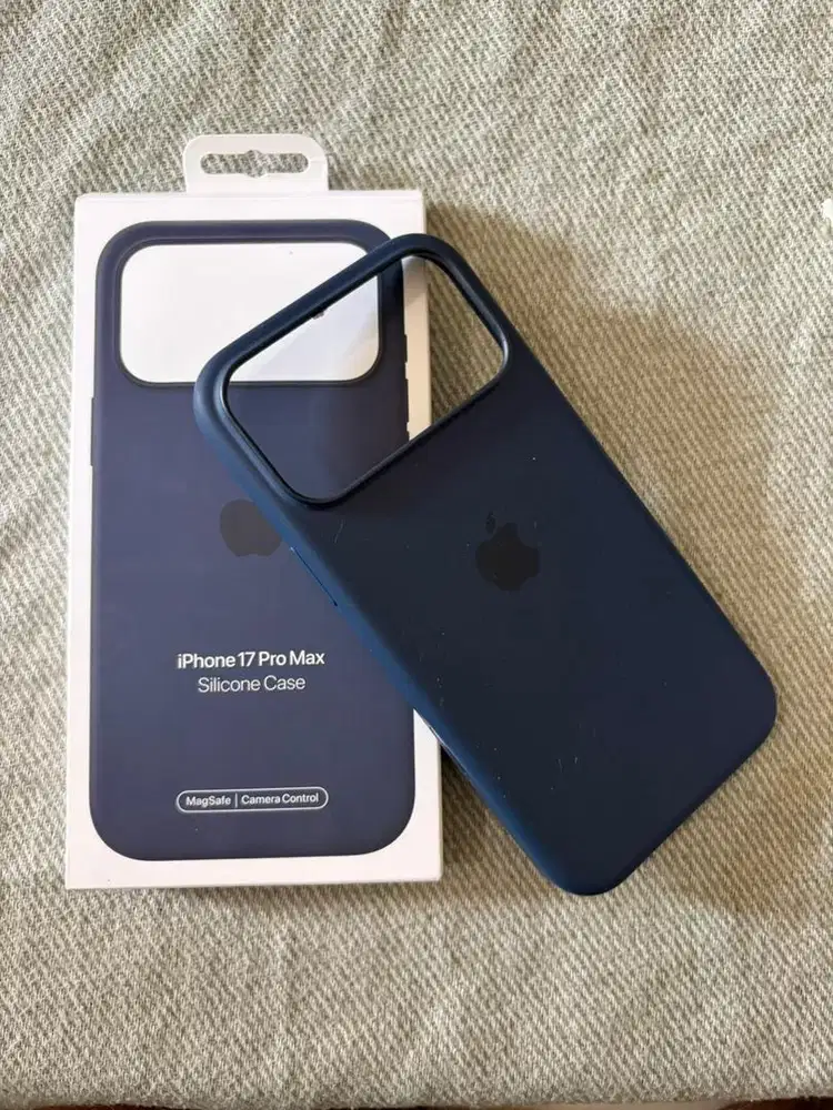 iPhone 17 Pro Max Silicone Case with MagSafe – Midnight