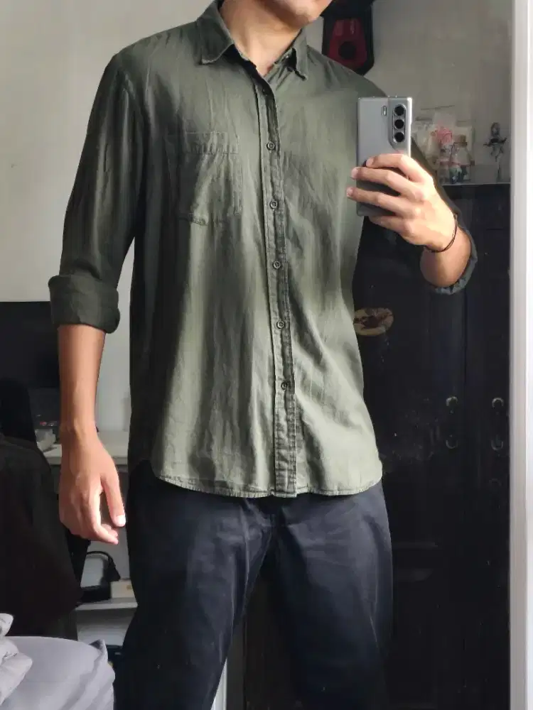 kemeja lengan panjang uniqlo hijau army