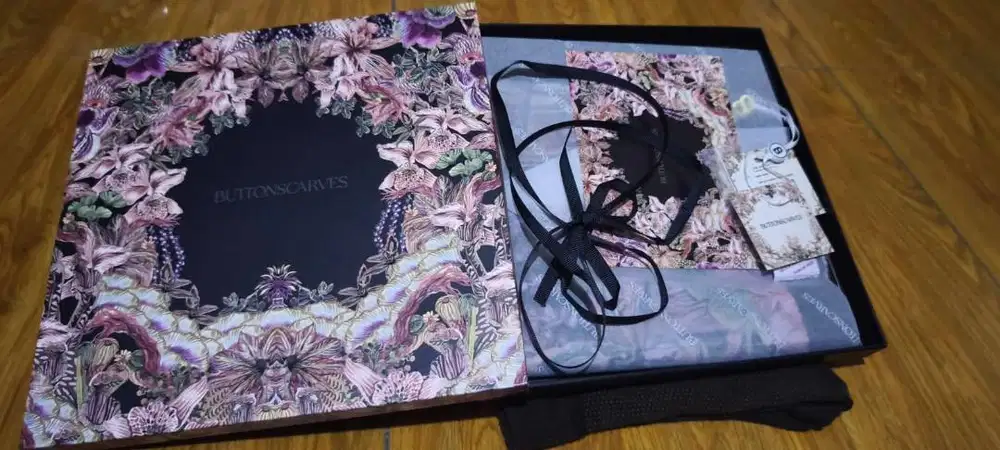 Buttonscarves motif floral premium (Box eksklusif)