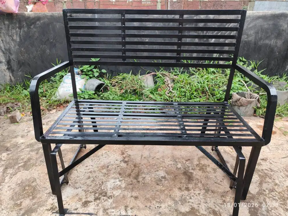 Bangku taman besi bergoyang ayunan