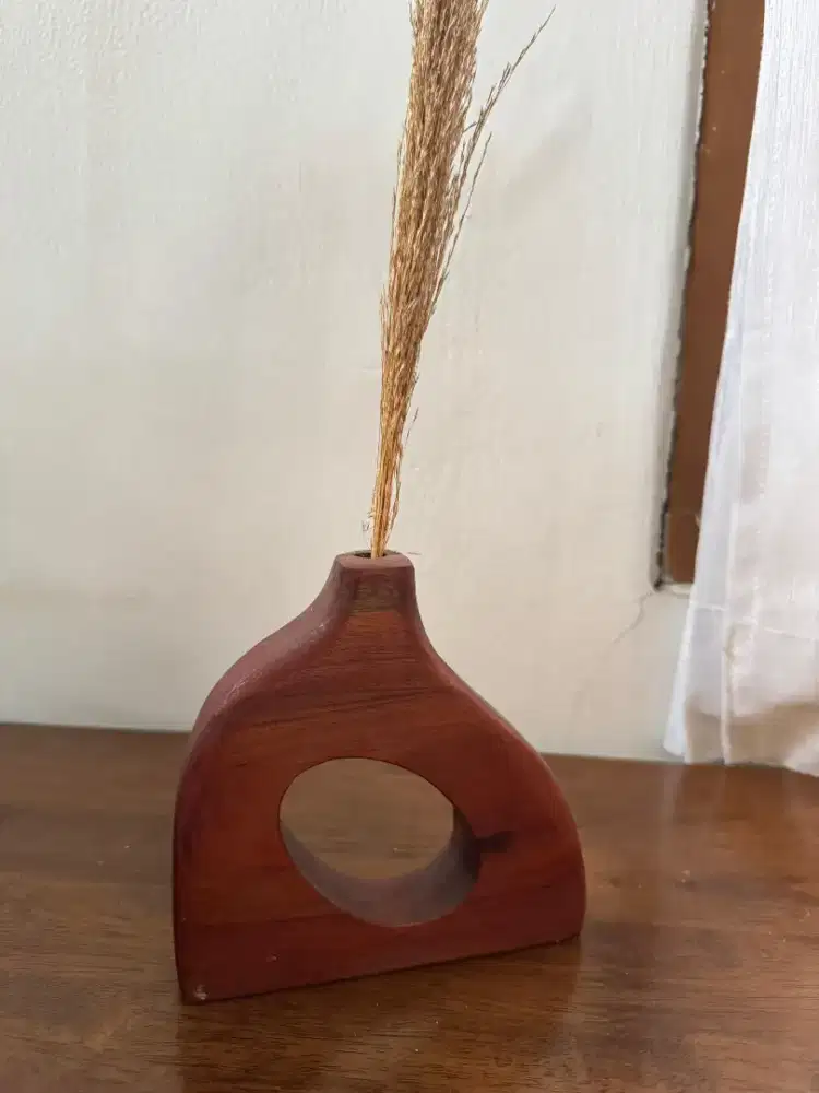 Vas bunga kayu estetik