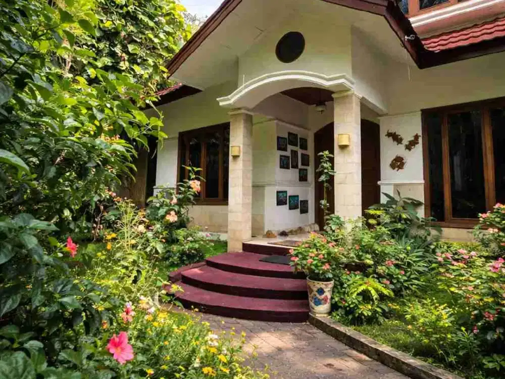 Rumah Gaya Klasik Mewah dan Luas Di Cilandak Dekat Kemang Bebas Banjir dan lingkungan tenang