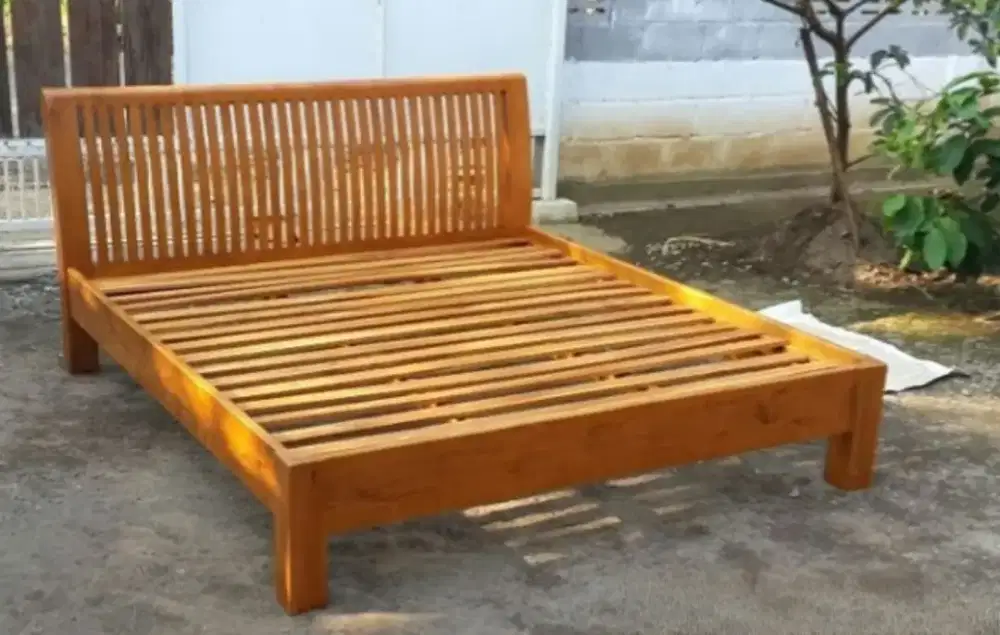 Ranjang besi set ukuran queen beserta spring bed dan dipan jati