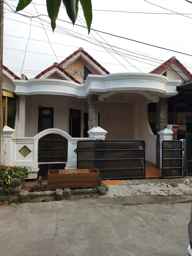 Disewakan 1 Unit Rumah Tinggal LB80m²/LT90m² di Taman Harapan Baru