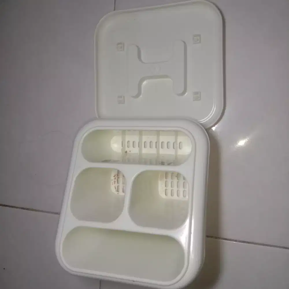 Tempat naruh sendok dan garpu