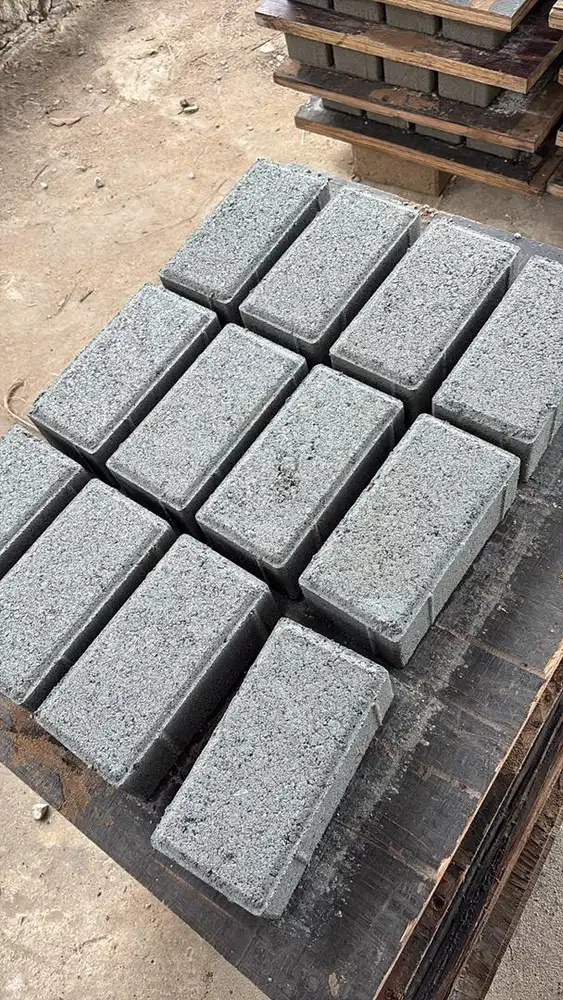 Dibutuhkan helper untuk produksi paving block