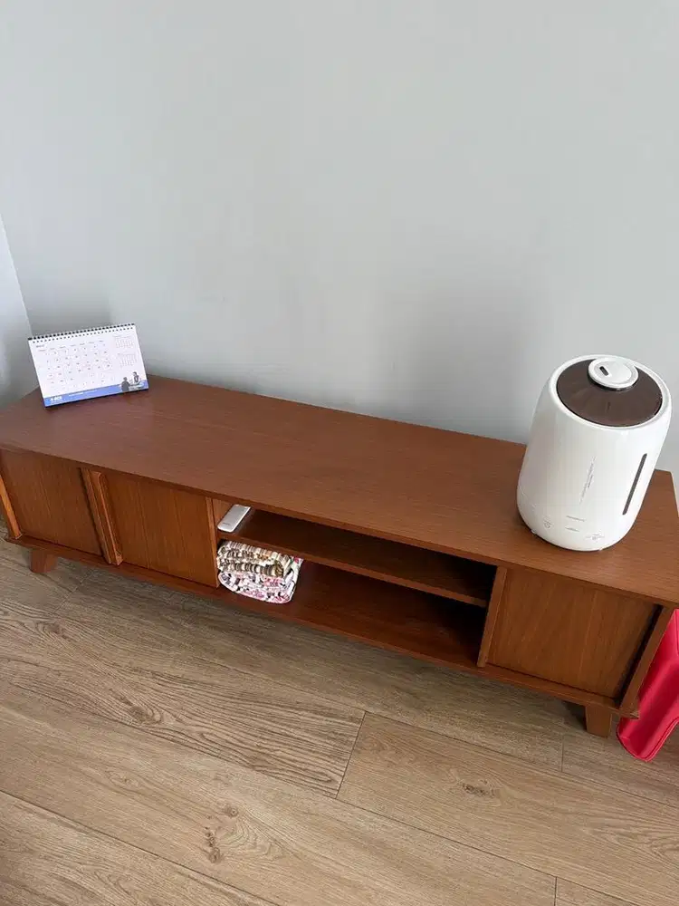Meja tv kayu minimalis