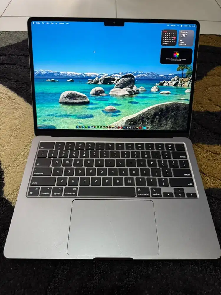 Macbook air retina 2022 M2 CHIP grey 8/256gb batangan resmi MURAH