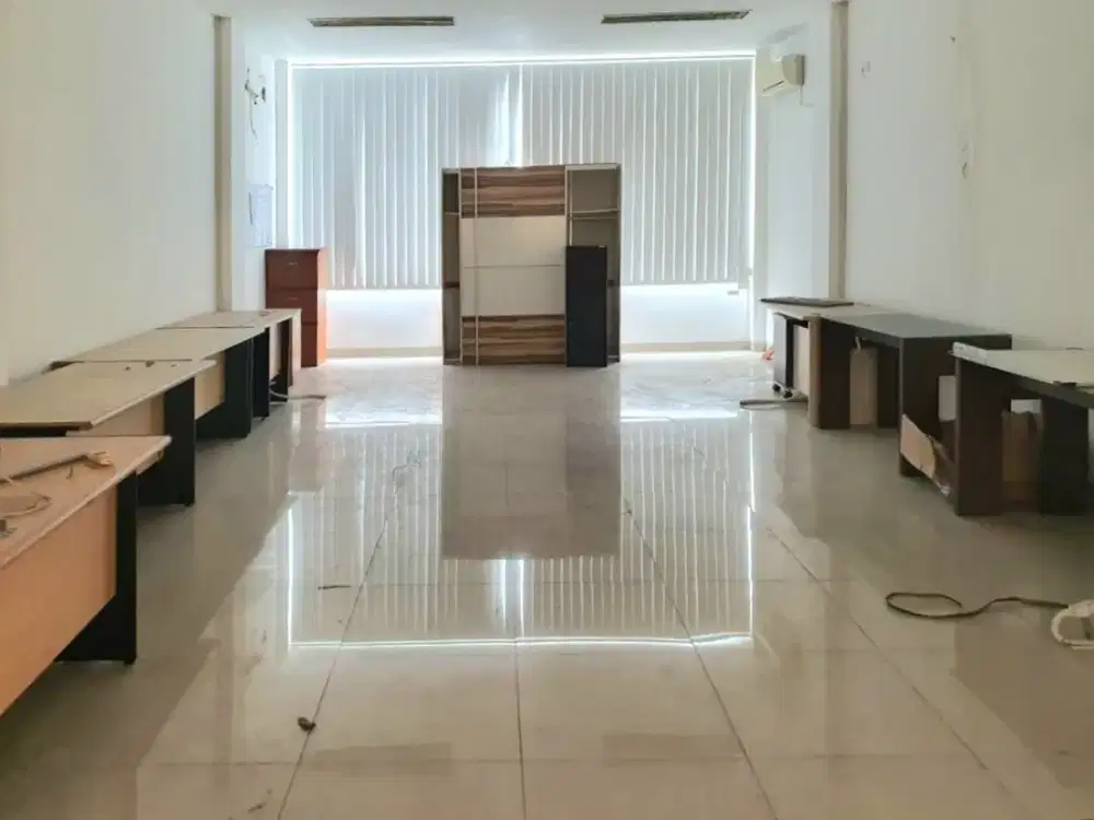 Ruko Empat Lantai di Gading Kirana Barat, Kelapa Gading. Rapih, bagus, siap pakai