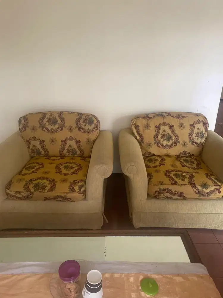 Dia sofa besar plus meja jati kaca