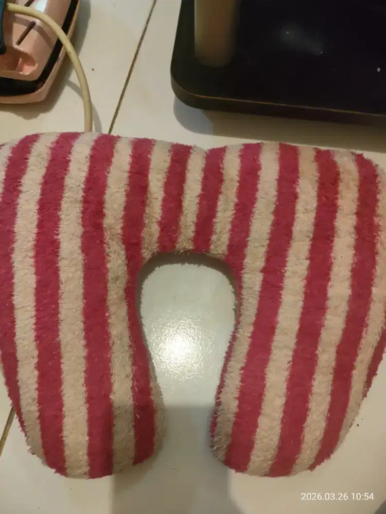 Bantal leher warna pink putih