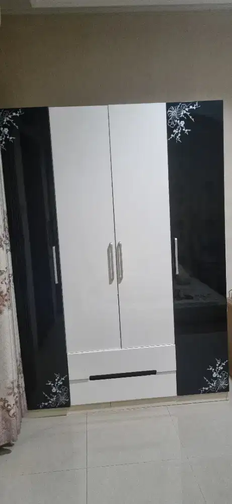 DIJUAL CEPAT MURAH LEMARI BAJU 4 PINTU