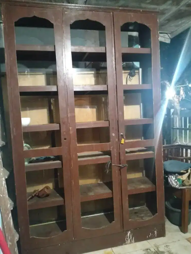 lemari sekat kaca depan belakang kaca transparan
