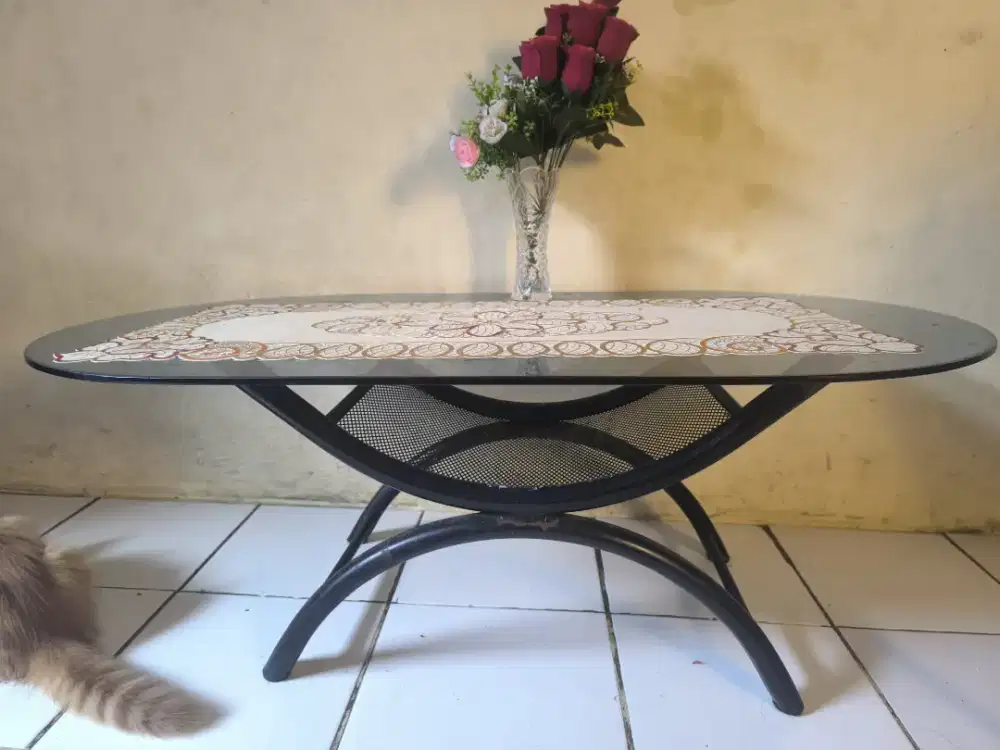 Meja ruang tamu + vas bunga