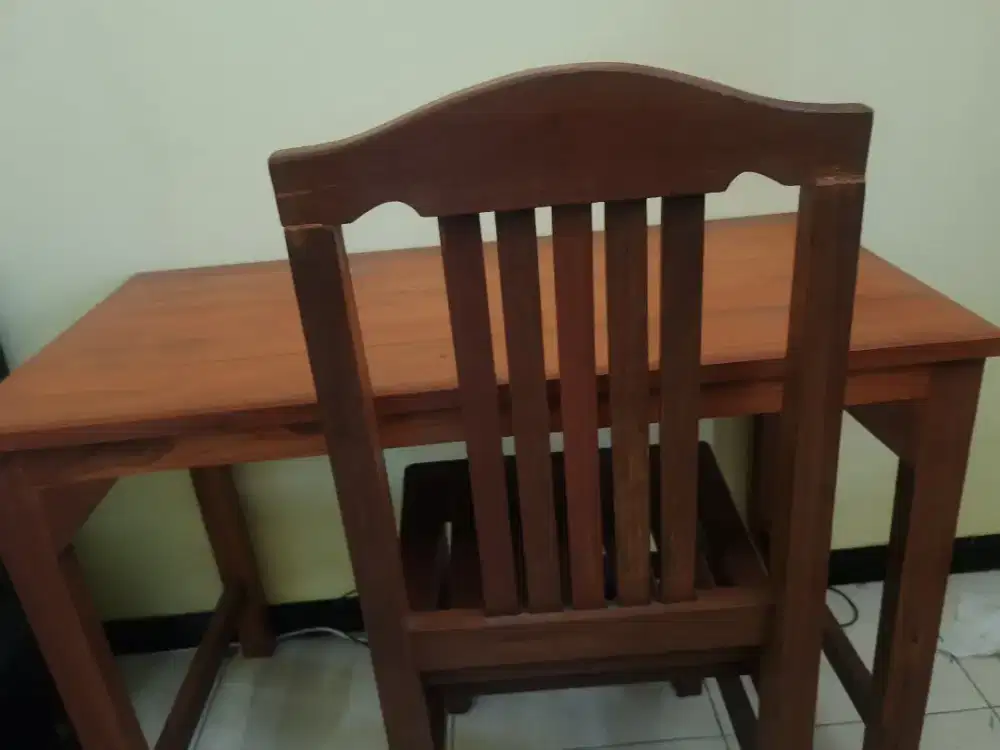 Satu set meja kursi kayu