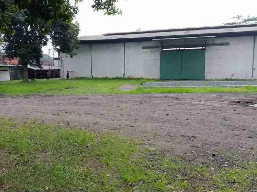 gudang sewa murah lahan parkir luas