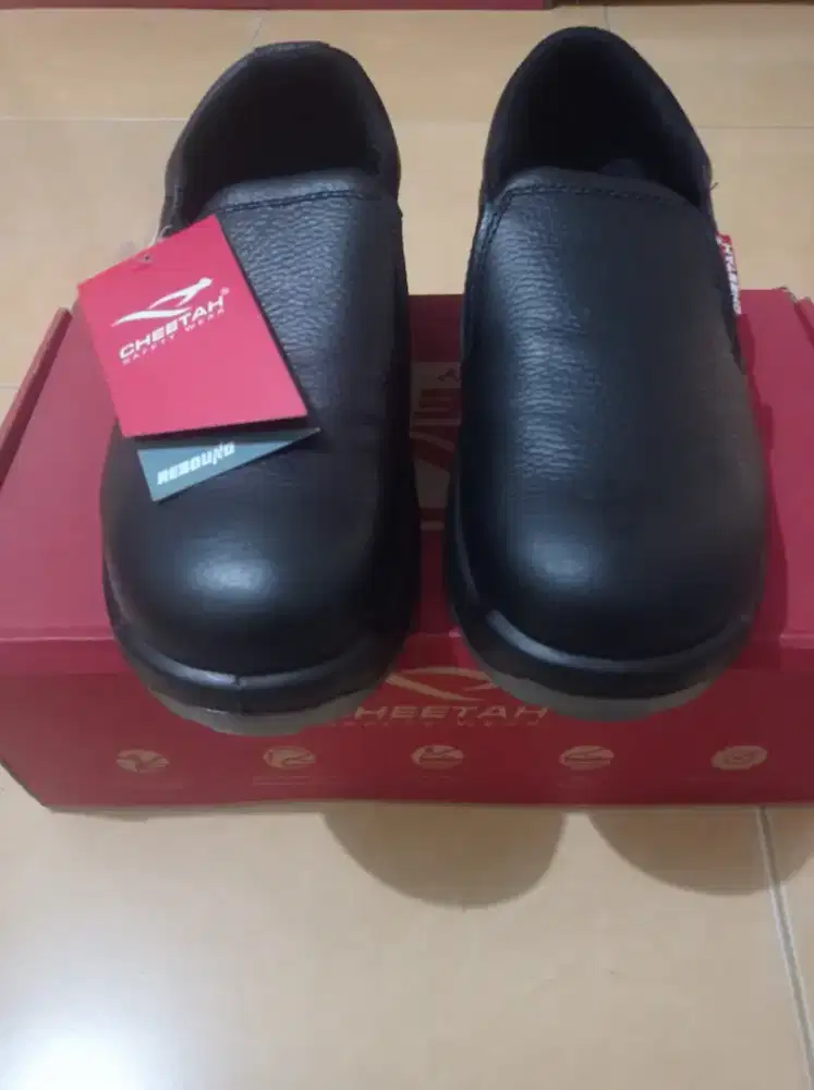 Sepatu safety cheetah size 42