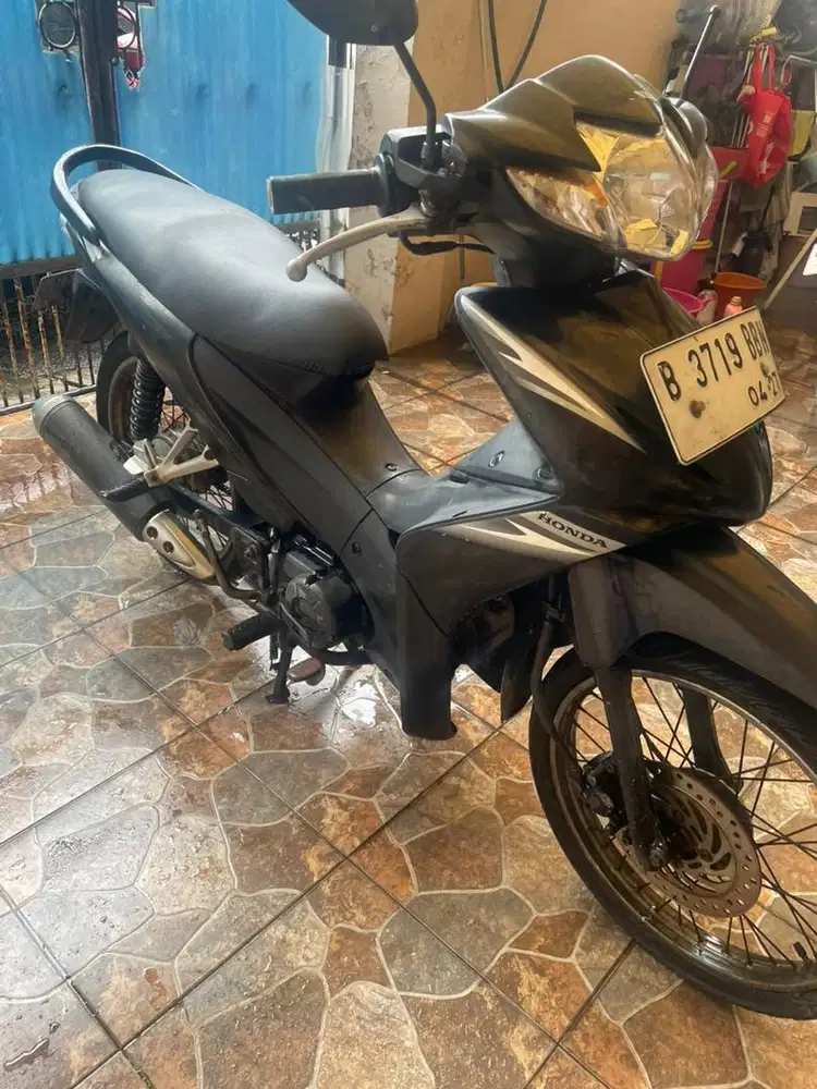 Di jual motor Revo pemakaianTangan pertama