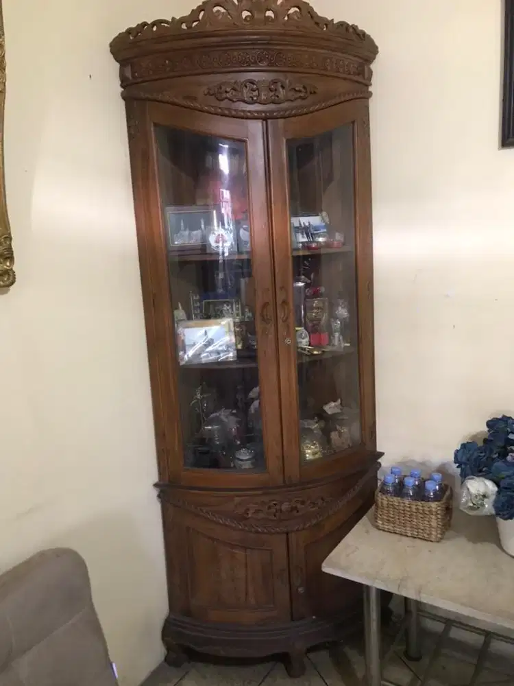 Lemari sudut kayu jati