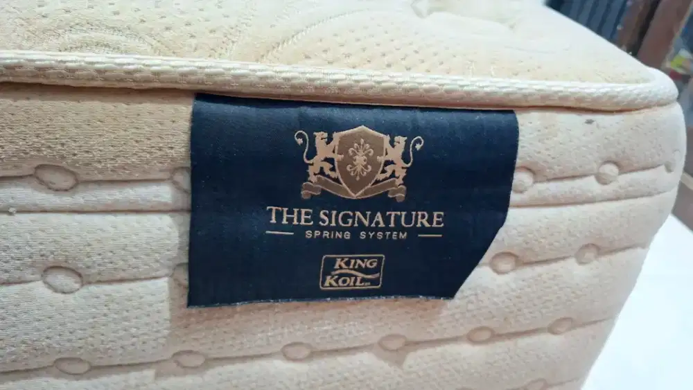 Kasur King koil dan tempat tidurnya.