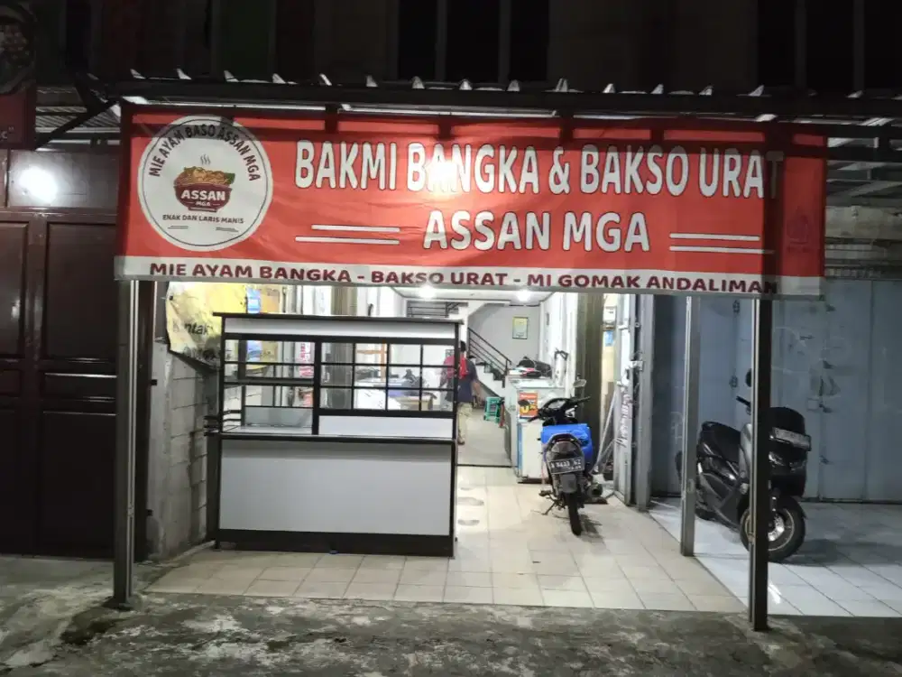 Helper Wanita Kedai Mie Ayam Bakso