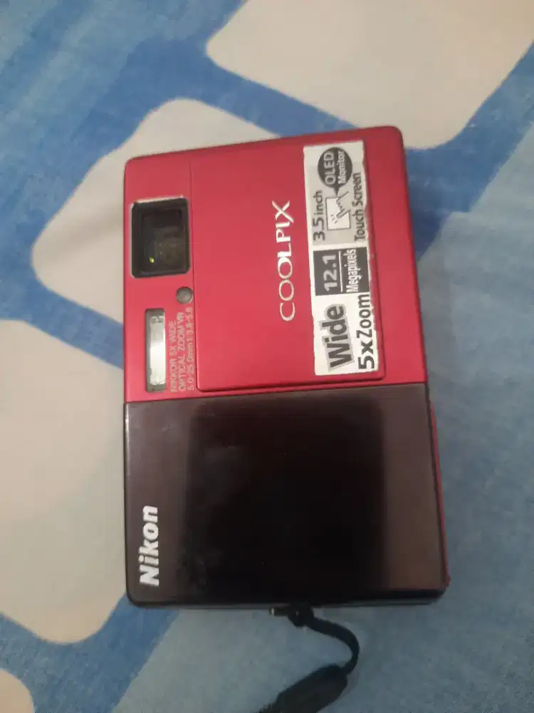 Nikon Coolpix S70 merah
