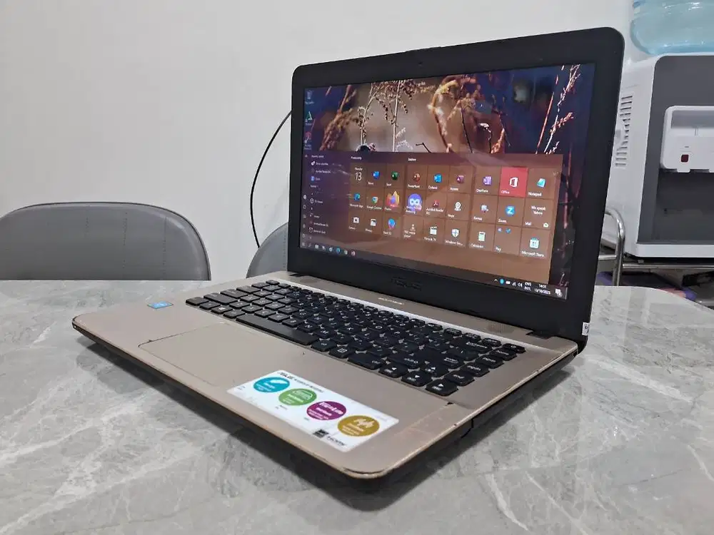 Laptop ASUS ddr4 4GB Win ORI SSD +HD ReadyUp Sound AJIB Mulus Garansi