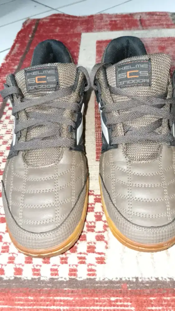 Sepatu futsal kelme