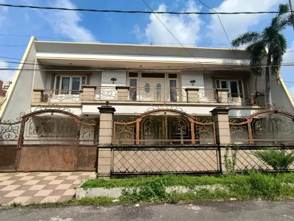 Rumah Dharmahusada Indah•Hadap Timur